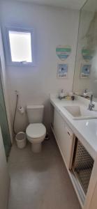 ベレンにあるTorre Unita -Completo 3 suítesのトイレと洗面台を備えた白いバスルーム +15枚の写真