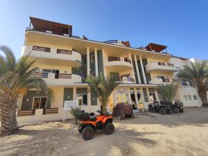 a building with a four wheeler parked in front of it at Casa Papaya19 in Sal Rei