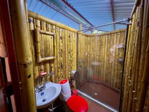 a bathroom with a toilet and a sink and a shower at Los Pinos EcoHotel in Villa Restrepo