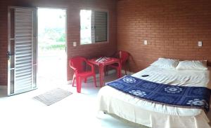 Un dormitorio con una cama y dos sillas y una mesa. en Recanto Raios do Sol, en Caldas 38 fotos más