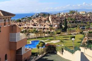 a view of a resort with a swimming pool at Ático con vistas al Mediterráneo in Isla Plana
