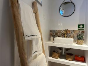a bathroom with a white towel and a sink at Casa do Reguingas in Campinho