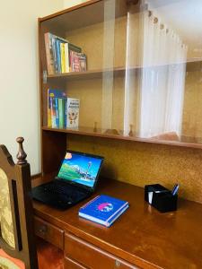 Knihovna v apartmánu