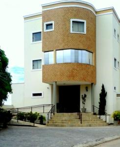 un edificio con escaleras delante en Hotel Eden, en Sorocaba
