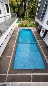 a small blue swimming pool next to a building at Hotel Boutique Manta in Los Ayala