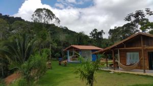 a resort with a hammock in the yard at Sítio Martinelli, Caravaggio in Santa Teresa
