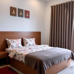 a bedroom with a bed and a curtain at Dewata Horizon in Mihintale