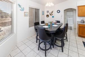 een keuken en eetkamer met een tafel en stoelen bij Breezing Southwind boat garage in Lake Havasu City