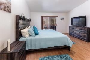 een slaapkamer met een bed en een flatscreen-tv bij Breezing Southwind boat garage in Lake Havasu City