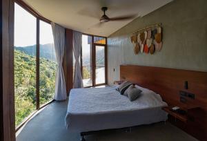 ein Schlafzimmer mit einem Bett und einem großen Fenster in der Unterkunft Hotel Anukwe in Bonda + 18 Fotos