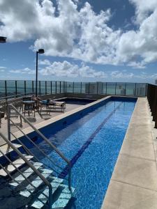 una piscina all'ultimo piano di un edificio di Flat luxo Shopping Rio Mar - Beach class Boa Viagem Recife - Piscina Rooftop a Recife