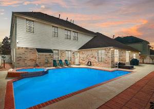 Πισίνα στο ή κοντά στο ROYCE mini-mansion with heated pool & spa Houston