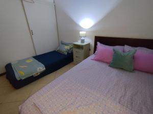 Voodi või voodid majutusasutuse Mendes Family Homestay - B&B In The Heart Of Praia toas