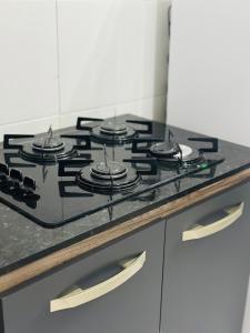 a stove top oven sitting on top of a kitchen counter at Studio Vista Linda 2 - Acesso a Riviera e Centro Kitnet in Bertioga