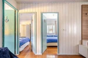 Zimmer mit 2 Betten und Zugang zu einem Schlafzimmer in der Unterkunft Piscina e mar em único lugar in Penha + 50 Fotos