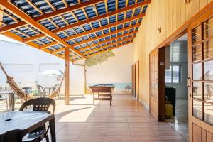 eine Außenterrasse mit einer hölzernen Pergola in der Unterkunft Piscina e mar em único lugar in Penha