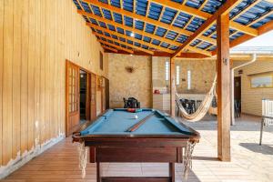 ein Billardtisch mitten auf einer Terrasse in der Unterkunft Piscina e mar em único lugar in Penha