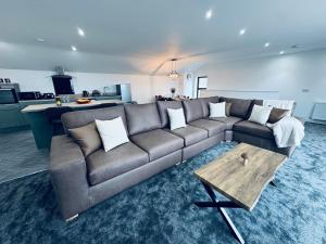 a living room with a couch and a kitchen at Silverbirch Cottage - 3 Bedrooms - Sleeps 6 in Frizington