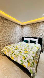 a bedroom with a bed with a floral bedspread at Racine Studio bd Anfa in Casablanca