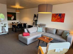 un salon avec un canapé et une table dans l'établissement FeWo Berg-Domizil Altenau inklusive Bettwäsche und Handtüchern, à Altenau 18 autres photos