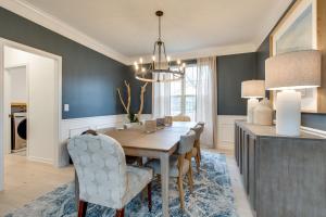 Un comedor con mesa y sillas en Beautiful Sleek and Modern 4 bdrm, en Franklin