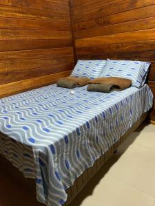 サント・アマロにあるCasa Meu Recanto - Lençois Maranhensesの枕が2つ置かれたベッド +5枚の写真