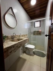 サント・アマロにあるCasa Meu Recanto - Lençois Maranhensesの洗面台、トイレ、鏡のあるバスルーム