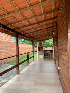 サント・アマロにあるCasa Meu Recanto - Lençois Maranhensesの木製天井の屋根付きポーチ