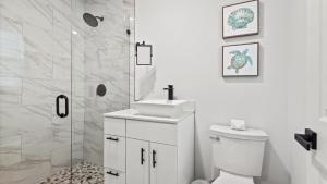 Un baño con ducha, inodoro y lavabo. en Ocean Drive Villas- Unit A, en Fort Pierce 20 fotos más