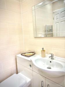 Bilik mandi di Cozy getaway in heart of warwick