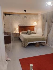 a bedroom with a bed and a desk and a bed sidx sidx sidx at La casa de loto in Alcalá de los Gazules +39 photos