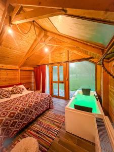 una camera con un letto e una vasca di Logu i Harushave a Theth