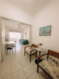 a living room with a couch and a table and chairs at Apto Amplo e confortável no centro de Salvador in Salvador
