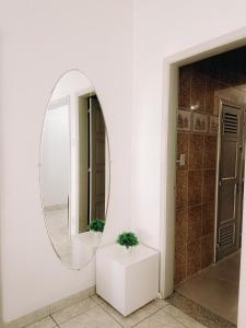 a mirror on a wall in a room with a stool at Apto Amplo e confortável no centro de Salvador in Salvador +23 photos
