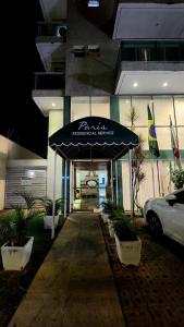 圣湖镇Paris Residence Flats Avenida João Daher 1000的一座带黑色伞的建筑的入口