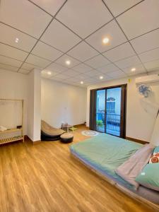 a bedroom with a large bed and a large window at Gạoo Gạo Homestay in Thôn Dương Phẩm