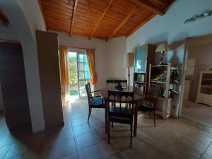 a dining room with a table and chairs in a room at Brisa Costera Studio in Carmen de Patagones