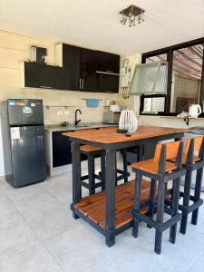 Kuchyň nebo kuchyňský kout v ubytování Ohana Punta Ballena cero nueve seis cuatro dieciocho quinientos ochenta y uno