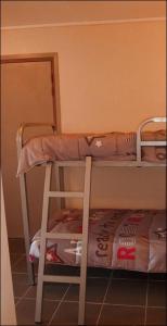 - un lit superposé avec un magazine sur la couchette inférieure dans l'établissement 2 Alpes Les Bleuets, à Les Deux Alpes