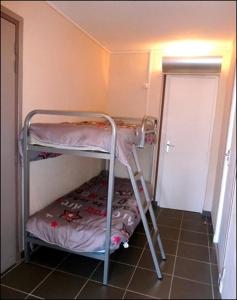 - un lit superposé avec une échelle dans une chambre dans l'établissement 2 Alpes Les Bleuets, à Les Deux Alpes