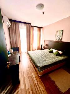 Postel nebo postele na pokoji v ubytování Lorena Holiday Spa Свети Спас + 36 fotografií