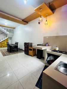 Η κουζίνα ή μικρή κουζίνα στο Villa lidah buaya2