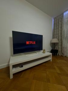 Uma televisão e/ou sistema de entretenimento em Séjour calme près du Léman