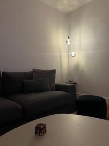 uma sala de estar com um sofá e uma mesa em Séjour calme près du Léman em Mies