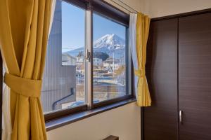 a window with a view of a mountain at APROStay富士河口湖松山16 in Fujiyoshida