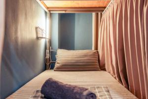 Rúm í herbergi á Green Island Ocean Rhythem dive B&B 綠島海韻民宿