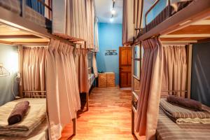Rúm í herbergi á Green Island Ocean Rhythem dive B&B 綠島海韻民宿