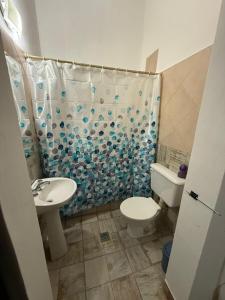 un baño con inodoro y lavabo en Don David, en Salta