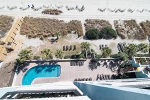 Majoituspaikassa Ocean Front Escape with Lazy River tai sen lähellä sijaitseva uima-allas