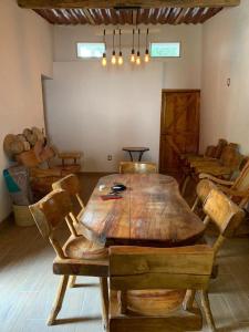 a wooden table and chairs in a room at Cabañas Rincón Metztitlán in Azolzintla